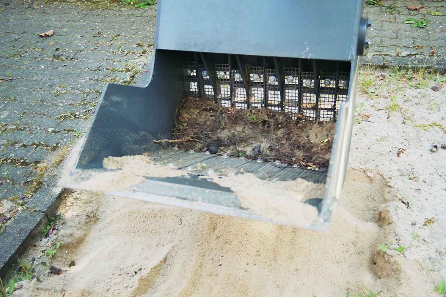 Экскаватор Takeuchi TB 016 с ковшом Dappen B18-600-50S-W и сеткой 10мм