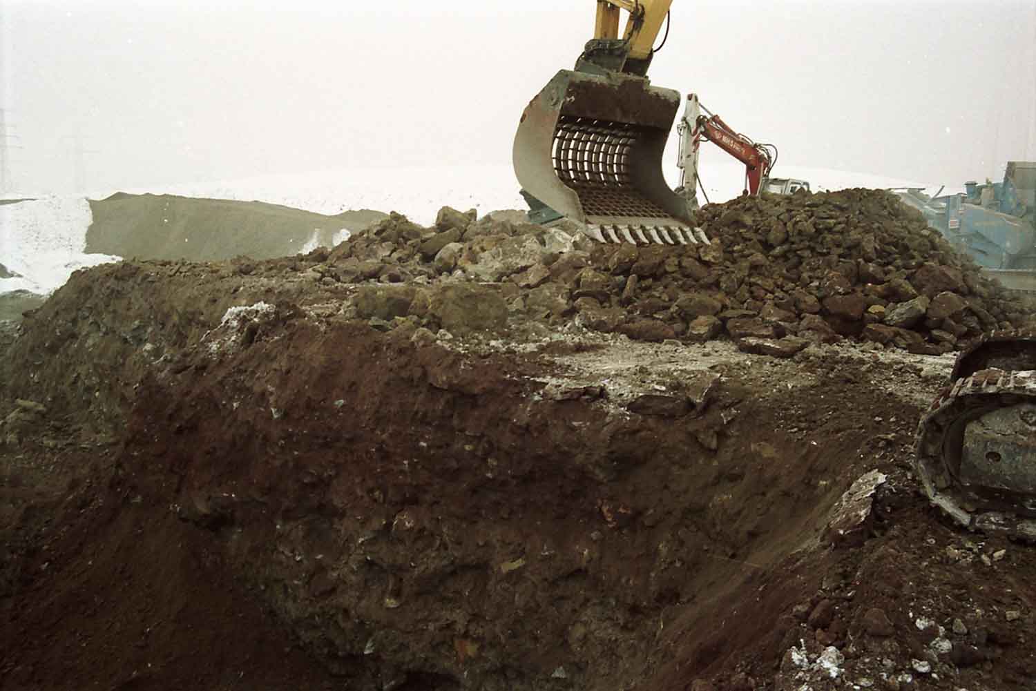 2 экскаватора Komatsu с ковшами Dappen B44-1500-100S